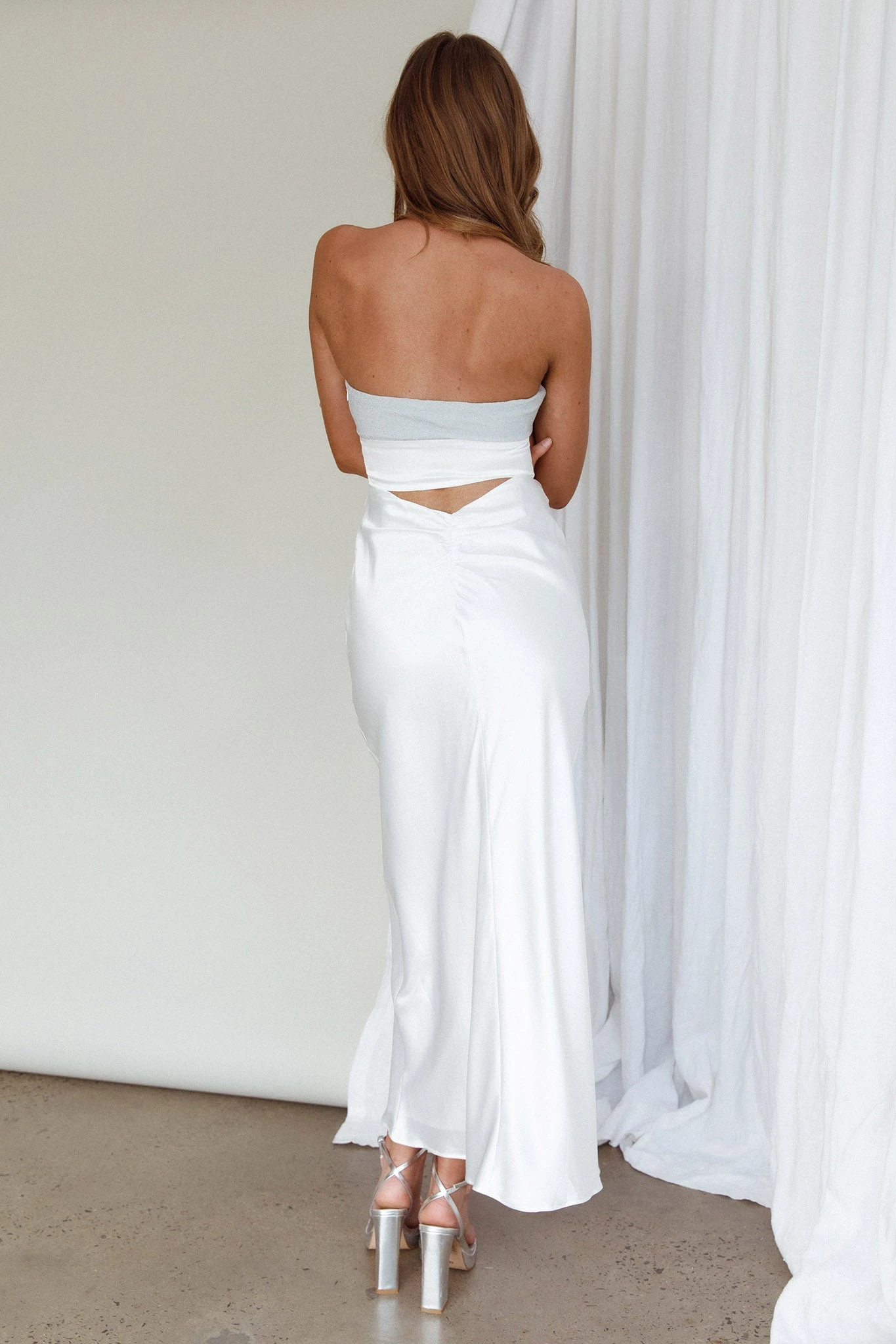 L'Amore Cut-Out Bodice Midi Dress Silver/White - Image 2