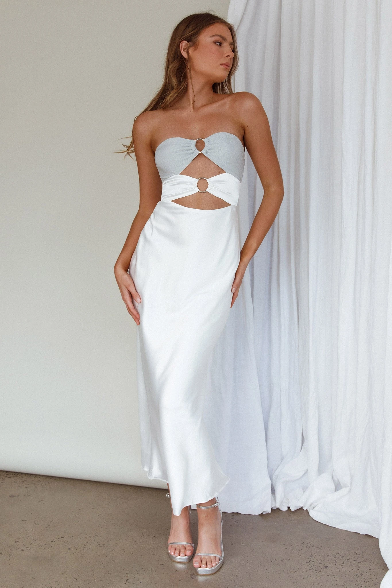 L'Amore Cut-Out Bodice Midi Dress Silver/White - Image 6